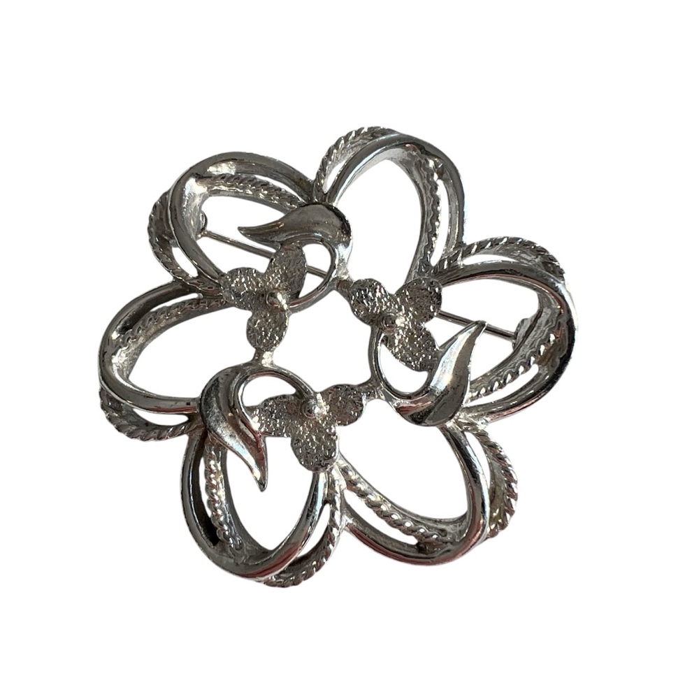 Sarah Coventry flower brooch. Beautiful floral design.